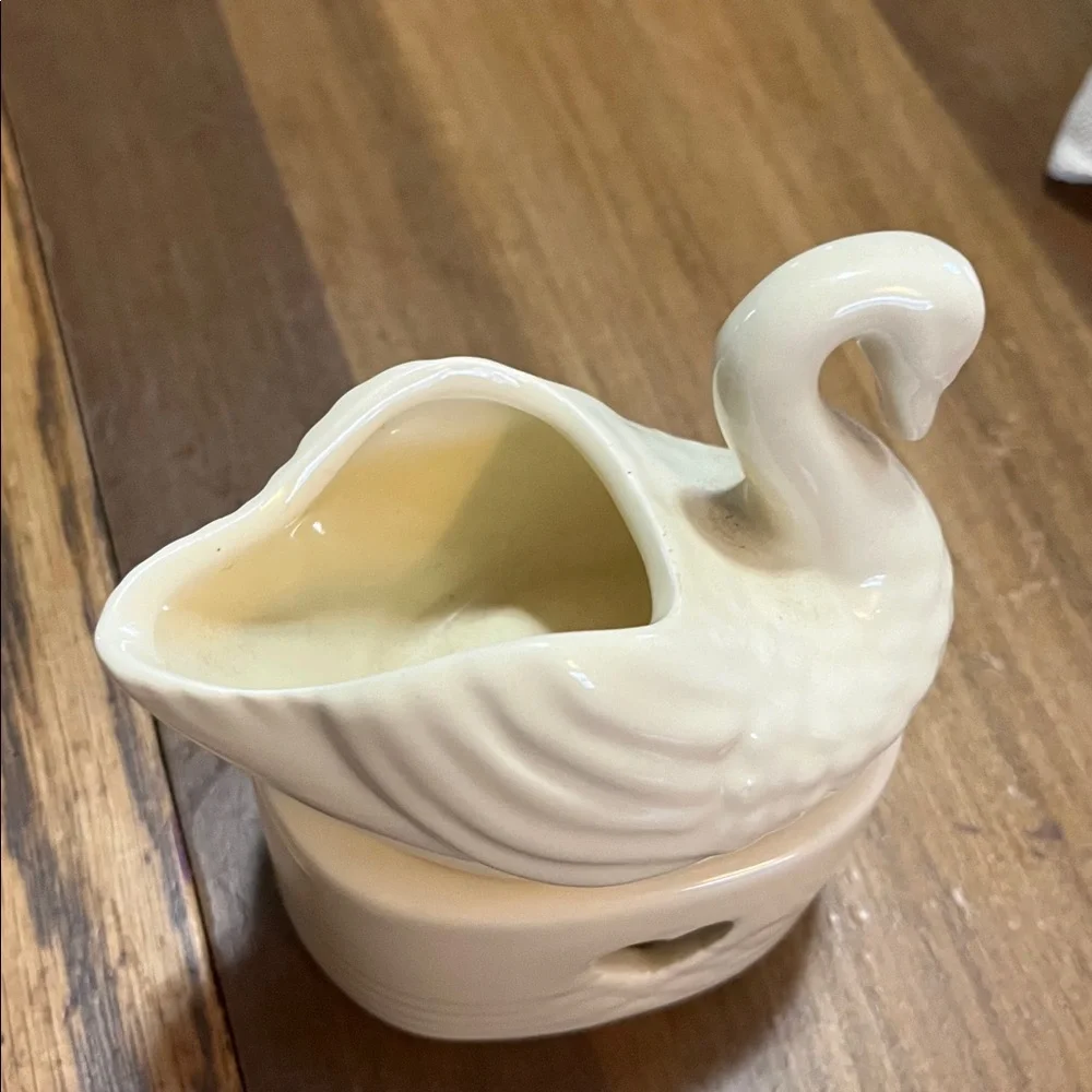Ceramic Swan Tealight Holder in Cream